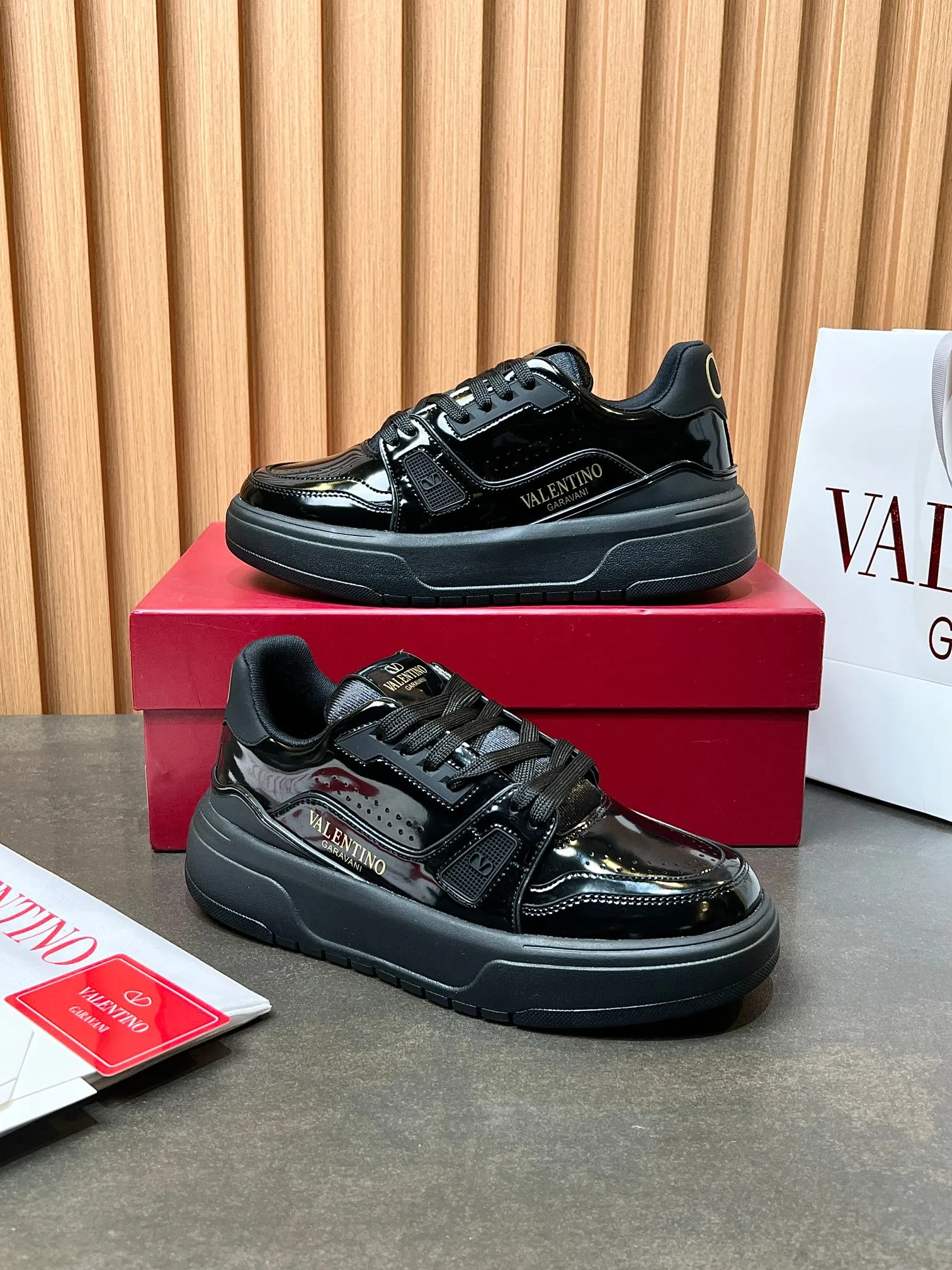 👟👟Ex-factory price 680👟👟 𝑽𝒂𝒍𝒆𝒏𝒕𝒊𝒏𝒐Valentino 𝑶𝒏𝒆𝑺𝒕𝒖𝒅 Couple's sneaker series Valentino 2025 latest couple's sneakers same style for celebrities Hot sale. The original ZP was purchased and dismantled. Repeated printing and modification. Trying to restore the original version 1:1! Top luxury masterpiece, soft and comfortable, combining fashion and leisure, bringing excellent and elegant texture and excellent on-foot comfort. Top purchasing version upper: imported calfskin surface/original oil edge craftsmanship. Lining: water-dyed cowhide lining. Outsole: original development 𝐓𝐏𝐔 two-color combination outsole. Packaging: original configuration complete package. Code number: 34-44